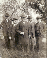 Ärztegruppe im Regensburger Krankenhauspark, um 1900 (medbo)