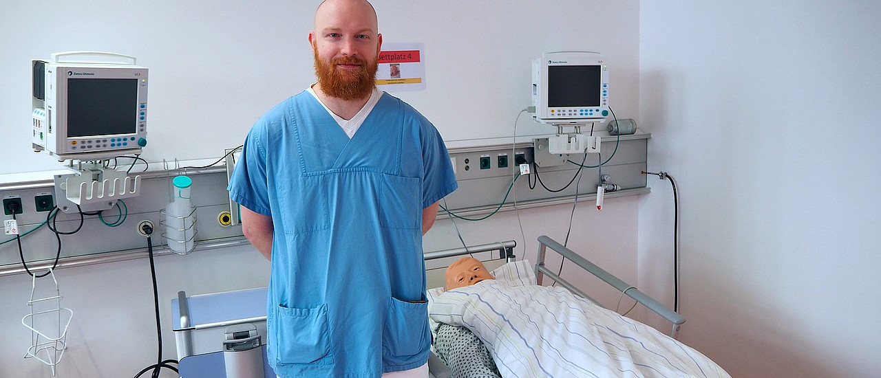 Umschüler Florian Lagerbauer im Skills Lab der medbo Pflegeschulen | Bild: medbo KU / Kerstin Erbrich