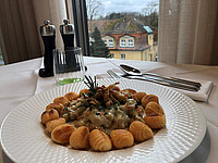 DAS STÖRNSTEIN Wöllershof 13B Pfefferrahmgeschnetzeltes mit Süßkartoffelgnocchi (Renate Neuhierl | medbo)