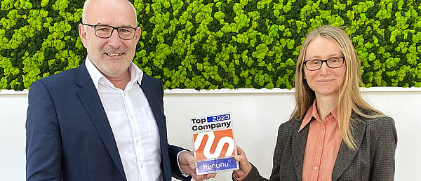 medbo Personaldirektor Horst Meisinger und die Leiterin der Personalabteilung Borgia Zizler freuen sich über Auszeichnung der medbo als Top Company 2023. Bild: medbo KU / Kerstin Erbrich