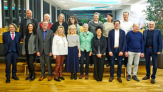 Vier Jahrzehnte Engagement für die medbo – eine beachtliche Leistung. Dabei sind sich die Gesamtpersonalratsvorsitzende Eveline Kabas (vordere Reihe, 2.v.li.), der Vorsitzende des örtlichen Personalrats Parsberg Thomas Hengl (hintere Reihe li.), der medbo Personaldirektor Horst Meisinger (re.) mit medbo Vorstand Dr. Helmut Hausner (li.) einig. Bildautor: medbo KU / Johannes Müller