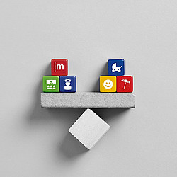 Waage mit Würfel (Cagkan Sayin | AdobeStock)