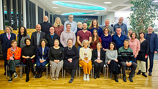 Vielen Dank für 25 Jahre bei der medbo sagten unter anderem die Gesamtpersonalratsvorsitzende Eveline Kabas (zweite Reihe, 2.v.li.) und der Vorsitzende des örtlichen Personalrats Parsberg Thomas Hengl (zweite Reihe, 3.v.l.) mit dem medbo Personaldirektor Horst Meisinger (re.) und medbo Vorstand Dr. Helmut Hausner (li.). Bildautor: medbo KU / Johannes Müller