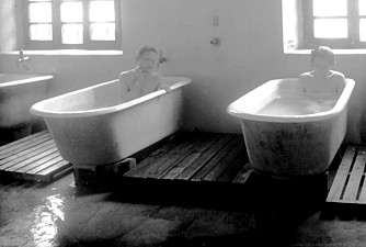 Gründungszeit Wöllershof - Patienten in Badewanne (N.N.)