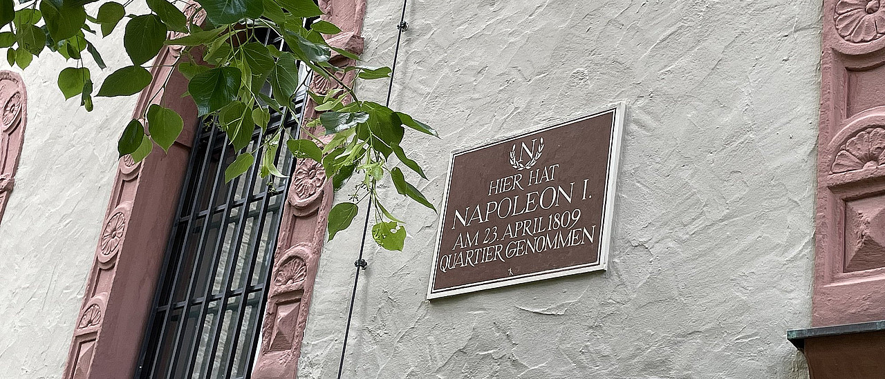 Noch heute erinnert eine schlichte Tafel an die Übernachtung des französischen Herrschers Napoleon Bonaparte im ehemaligen Kloster Karthaus-Prüll. Bild: medbo KU / Lissy Höller
