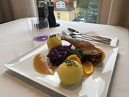 DAS STÖRNSTEIN Wöllershof 13B Entenkeule mit Rothkohl und Klößen (Renate Neuhierl | medbo)