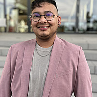 "Irgendwann studiere ich vielleicht noch Psychologie.“ Alex Gutierrez Merino, 27, ist vor 9 Jahren aus Südamerika nach Regensburg gekommen. Bild: medbo KU / Katharina Tenberge-Holzer