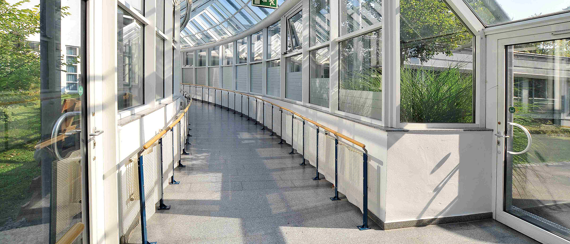 Verbindungsgang Zentrum für Neurologische Reha zum Neurologischen Spezialpflegeheim Regensburg (Frank Hübler | medbo)