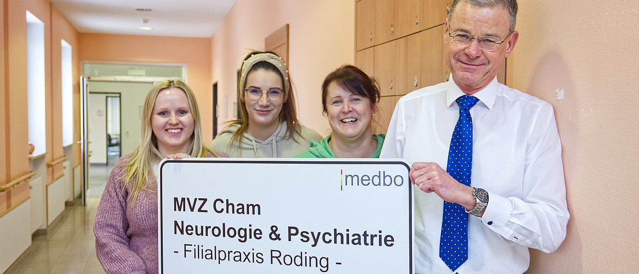Dr. Volker Fischer mit seinem Praxisteam der medbo MVZ-Filialpraxis in Roding. Foto: medbo KU / Johannes Müller