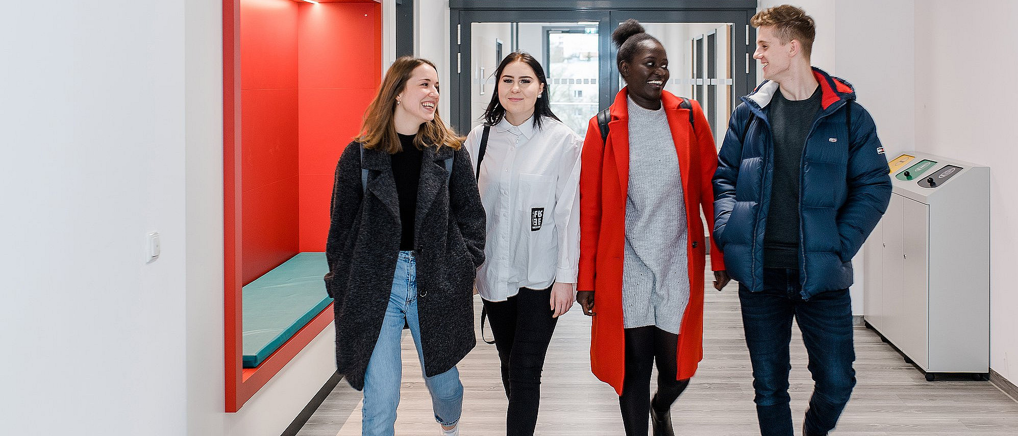 Bild zeigt vier Schüler:innen auf dem Gang in den medbo Pflegeschulen