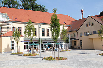 Maria-Seltmann-Platz mit Festsaalgebäude Wöllershof 2013 (Renate Neuhierl | medbo)